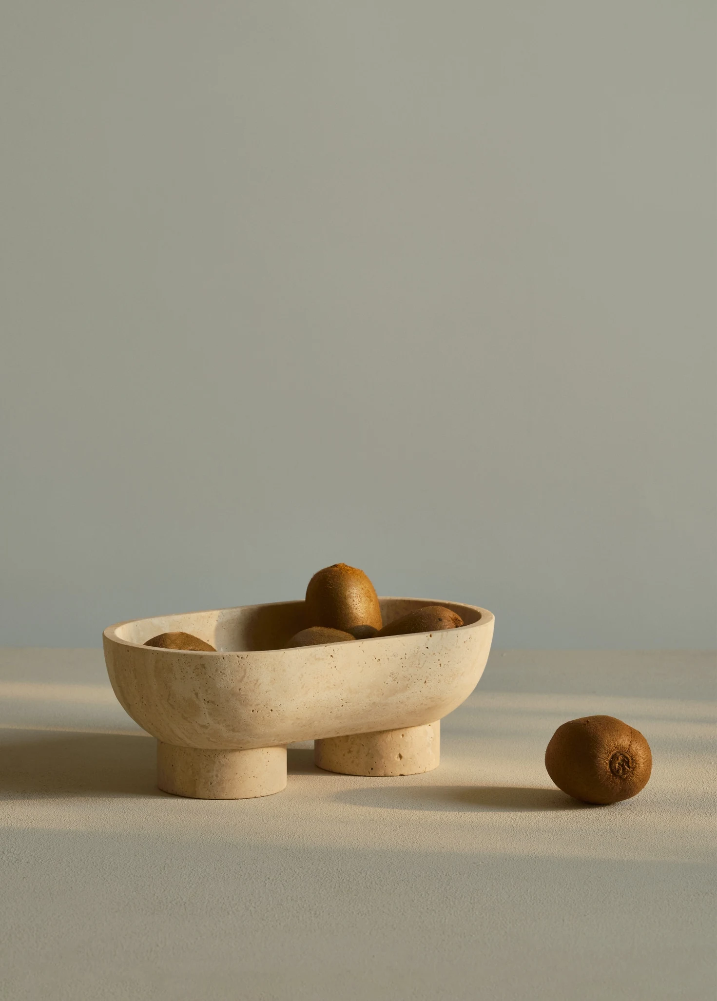 Чаша для фруктов из траертина