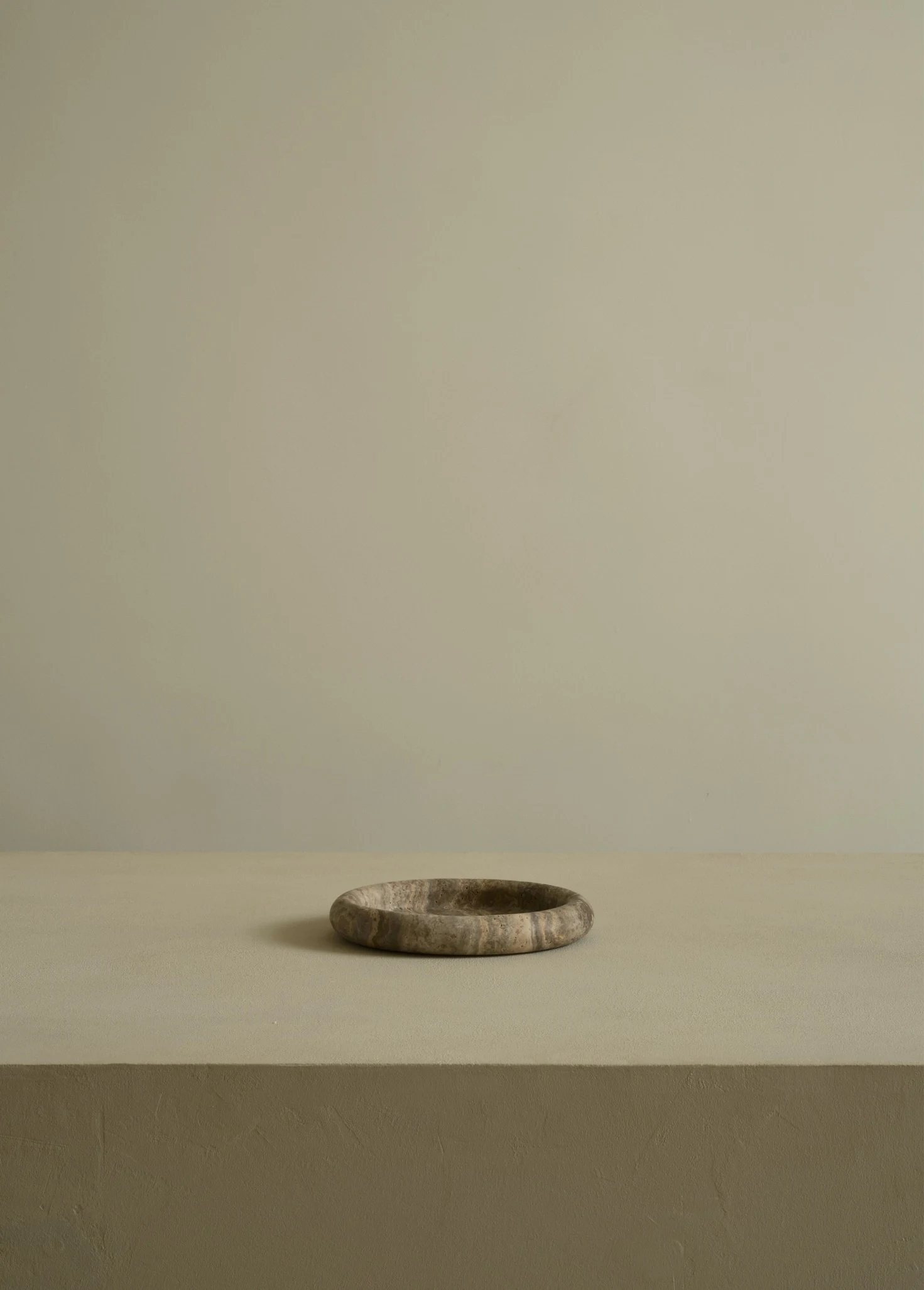 Поднос из травертина диаметром 20 см