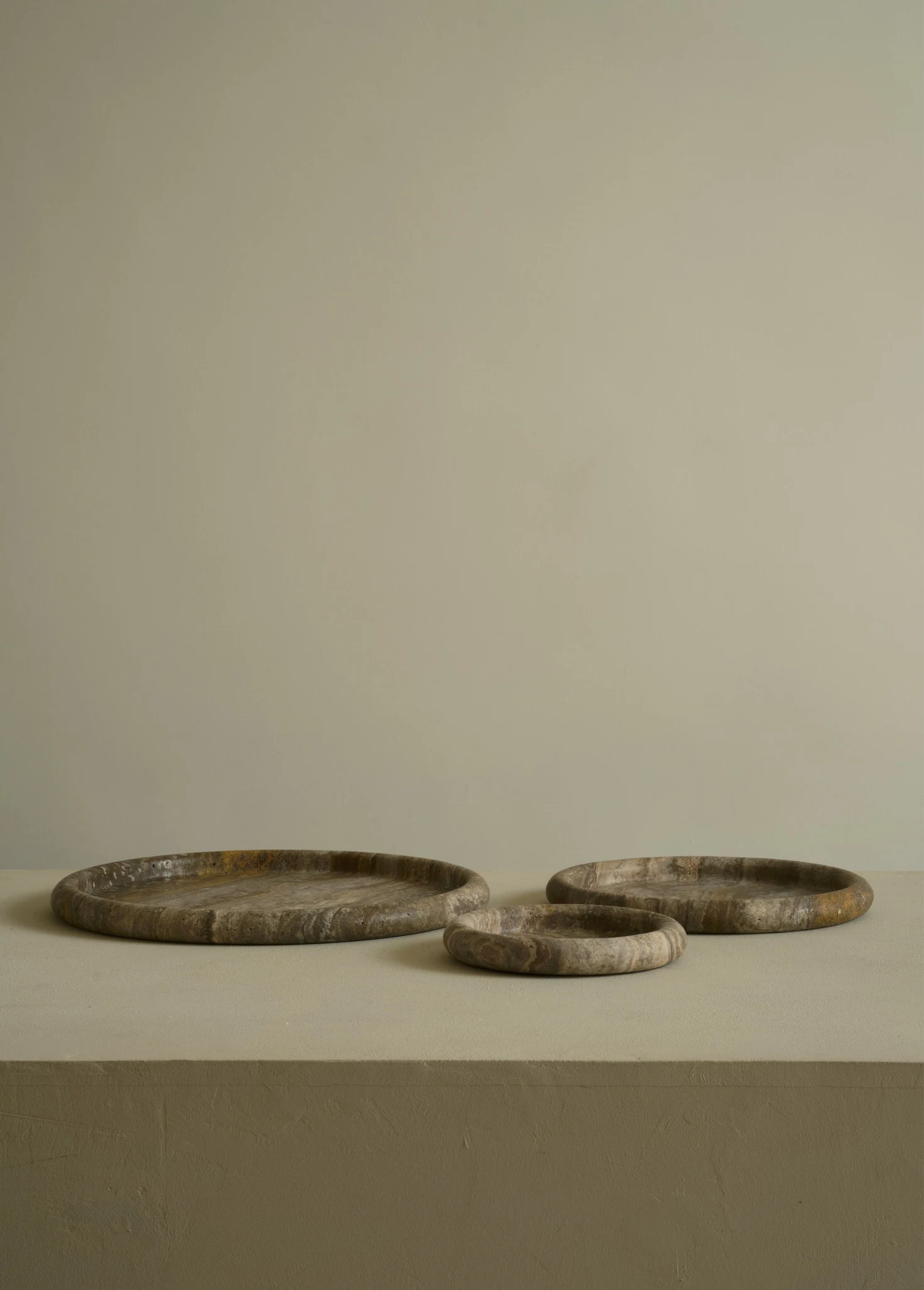 Сет подносов из серого травертина