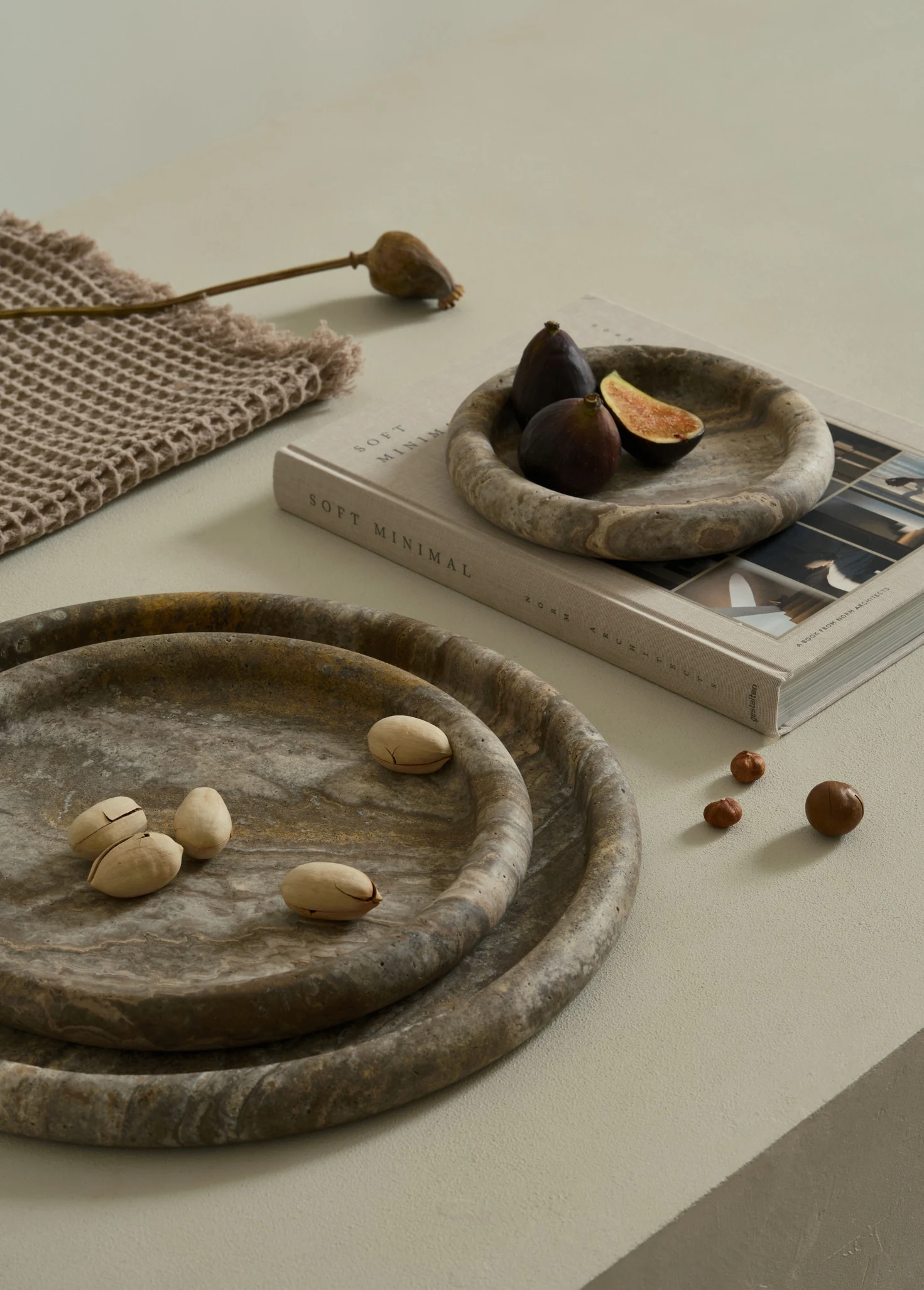 Декор из серого травертина