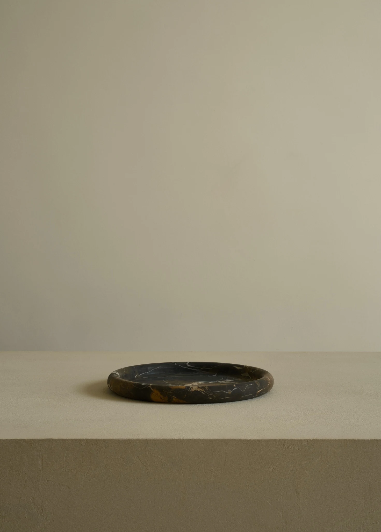 Круглый поднос из натурального камня