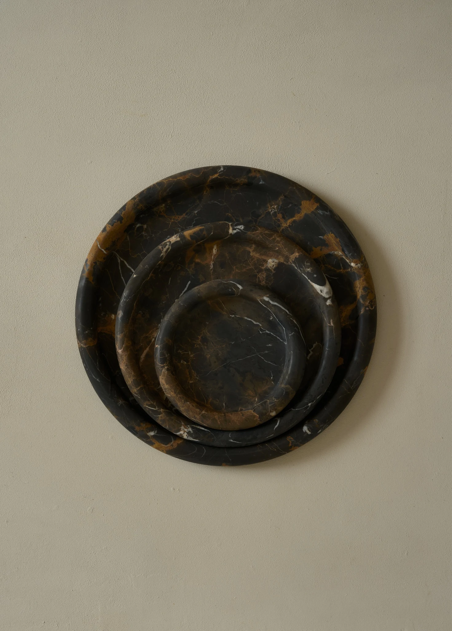 Сет круглых подносов из мрамора