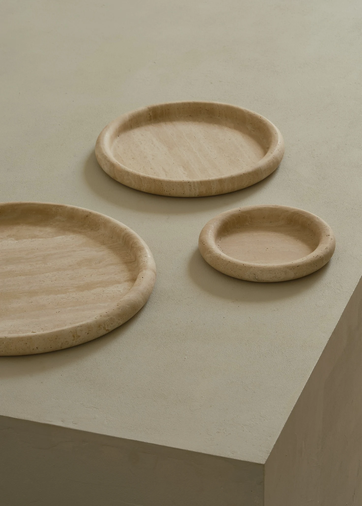Коллекция круглых подносов из травертина