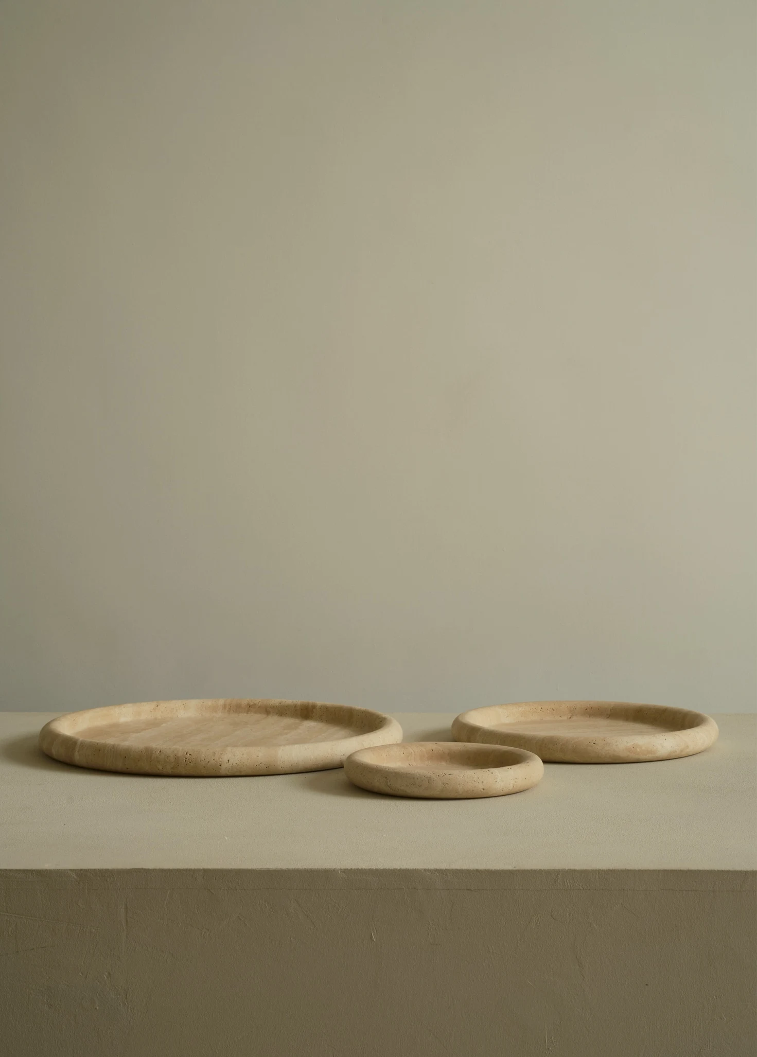 Круглые подносы из травертина бежевого цвета