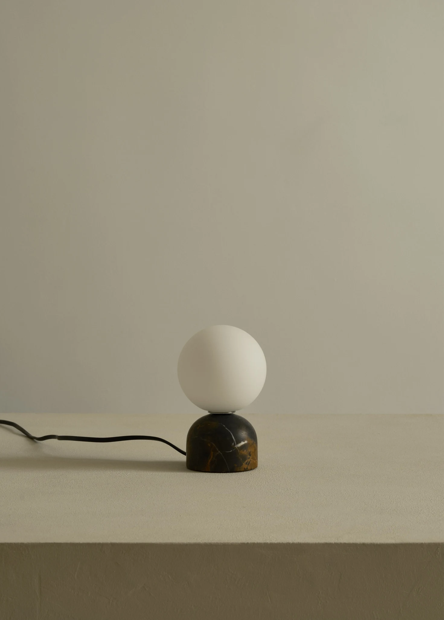 Настольный светильник из мрамора