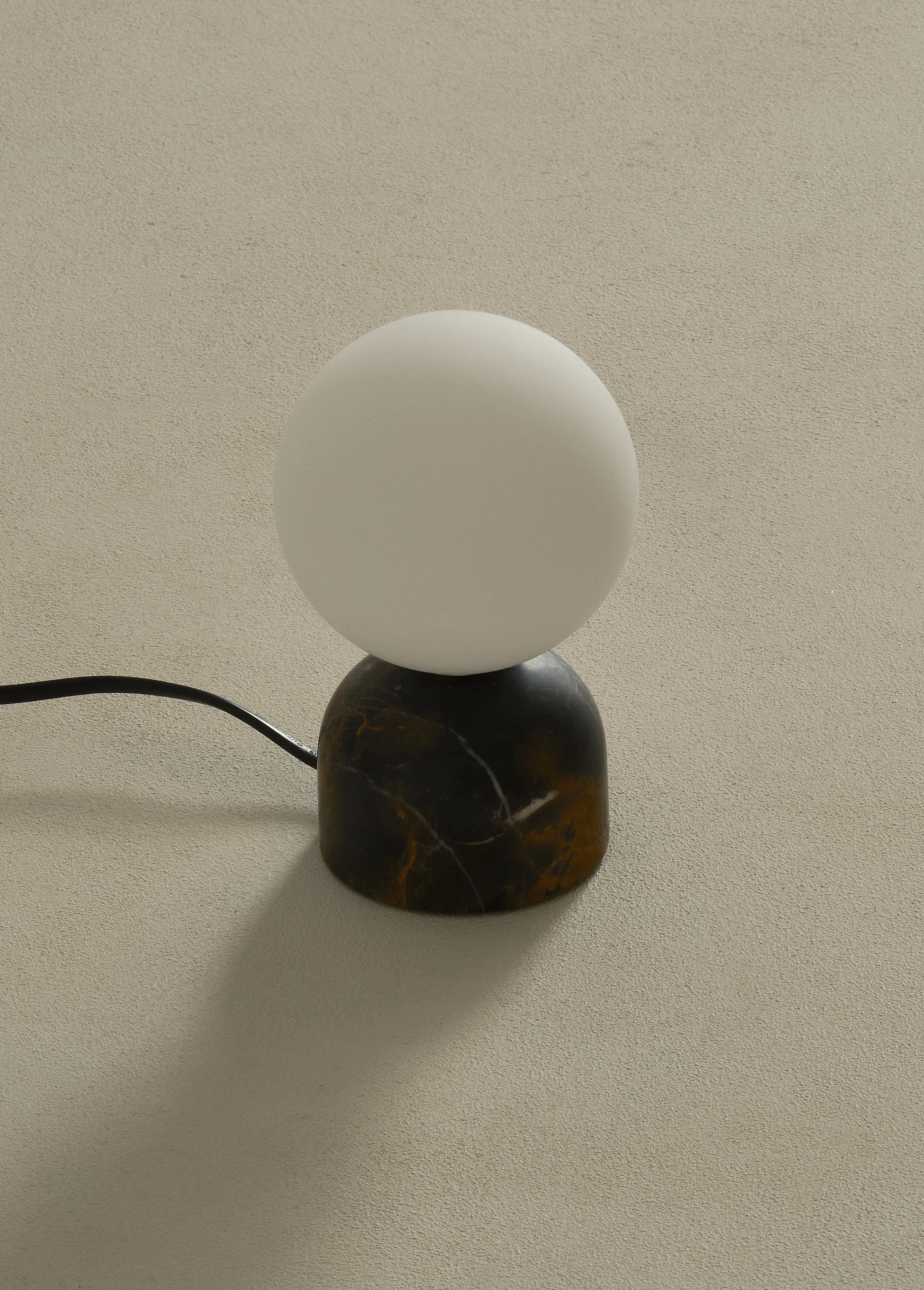 Декоративный светильник из мрамора