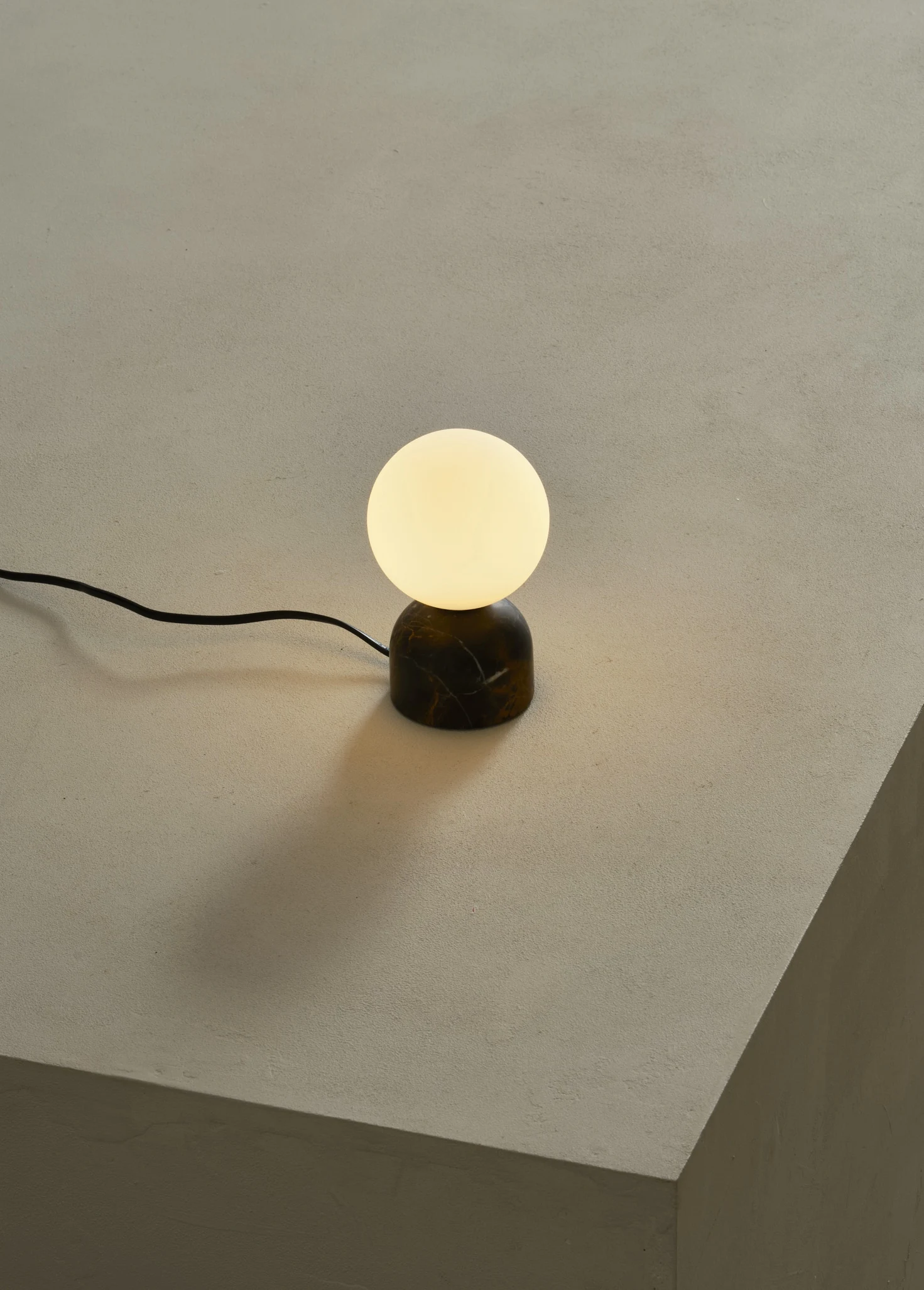 Дизайнерский светильник из мрамора