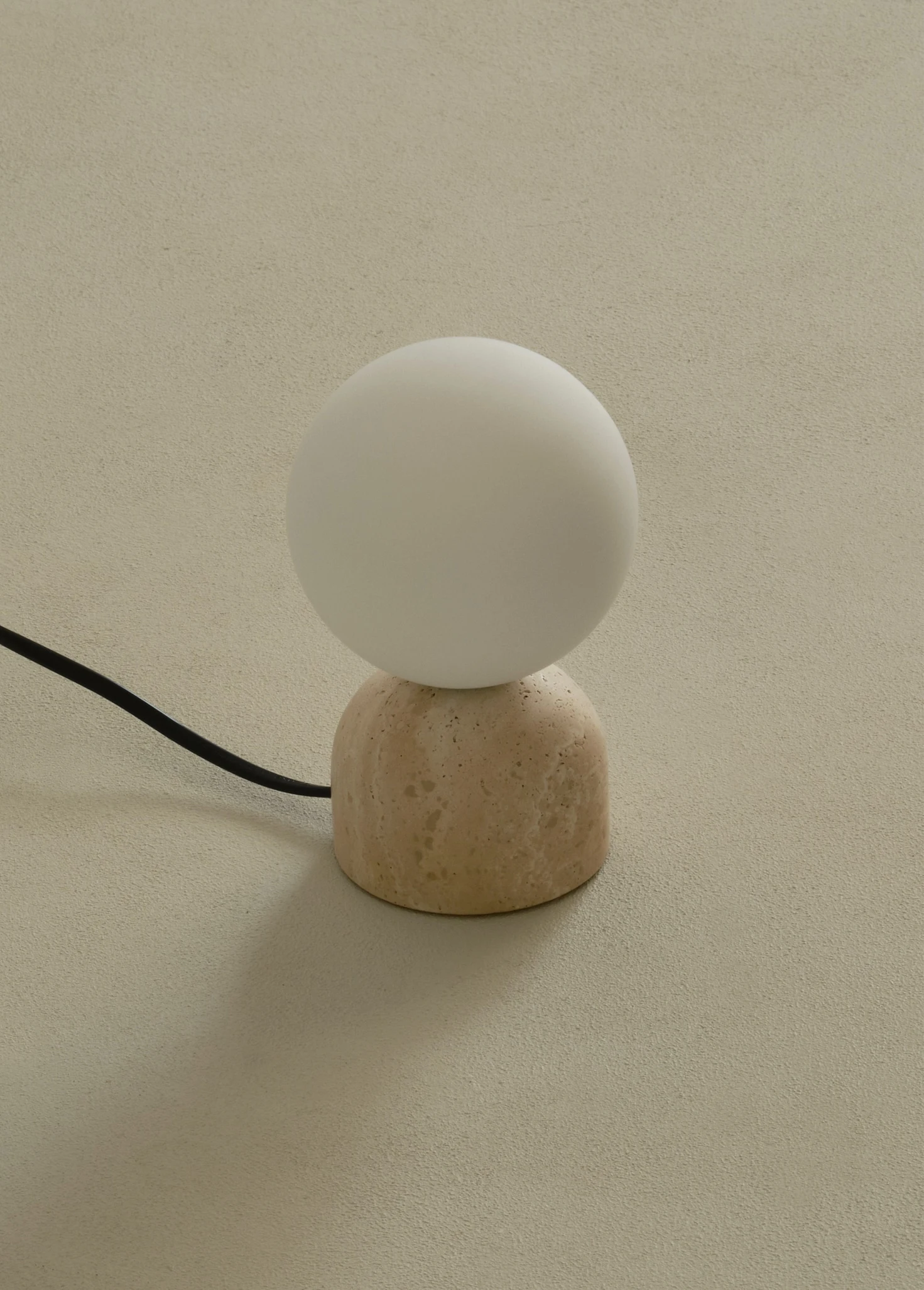 Светильник из натурального травертина