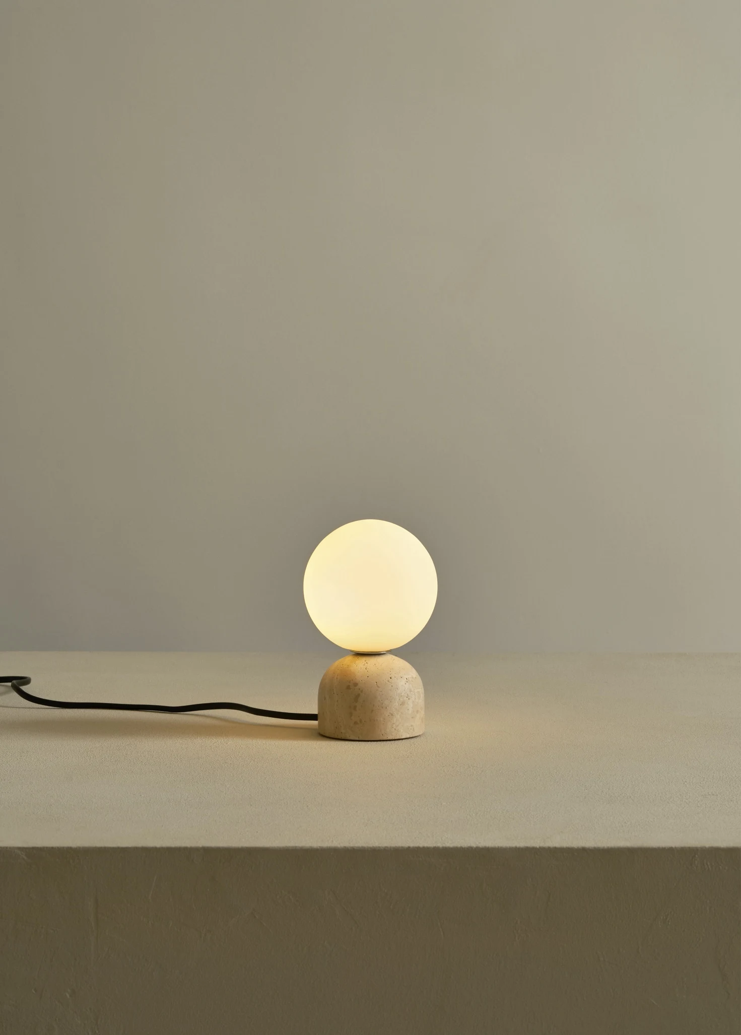 Настольная лампа из травертина