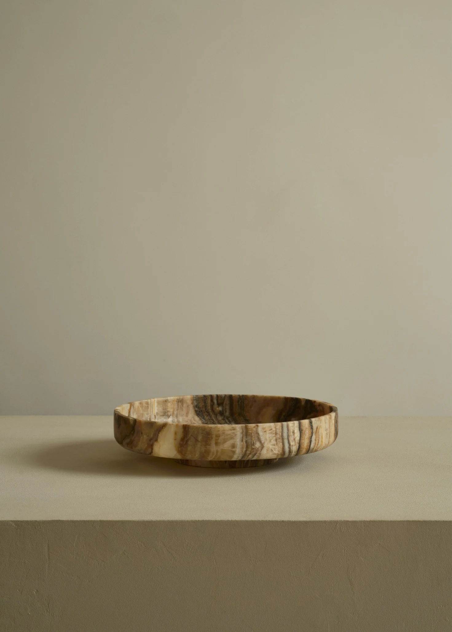 Фруктовница из нефрита с вкраплениями