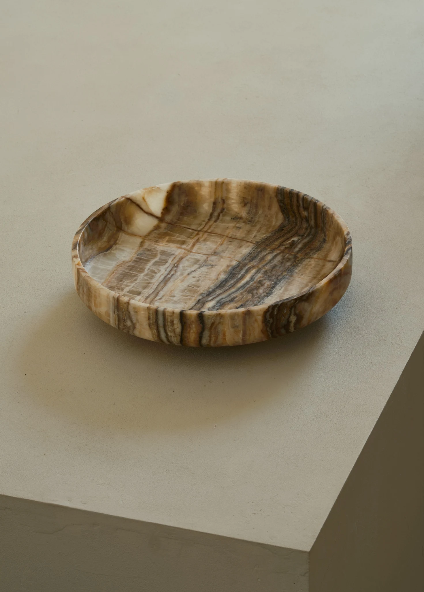 Поднос из жадеита с вкраплениями