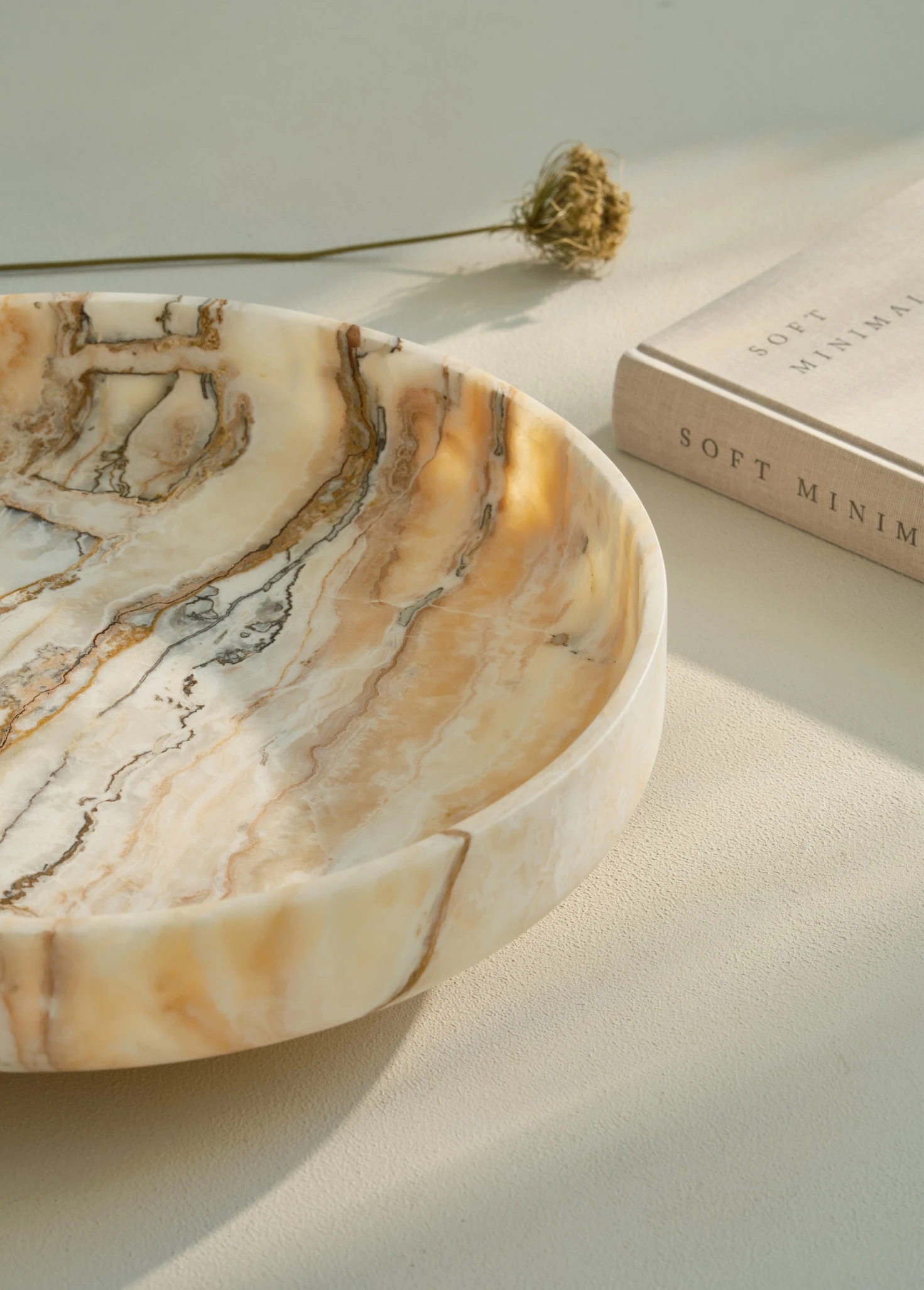 Стильный поднос из натурального камня