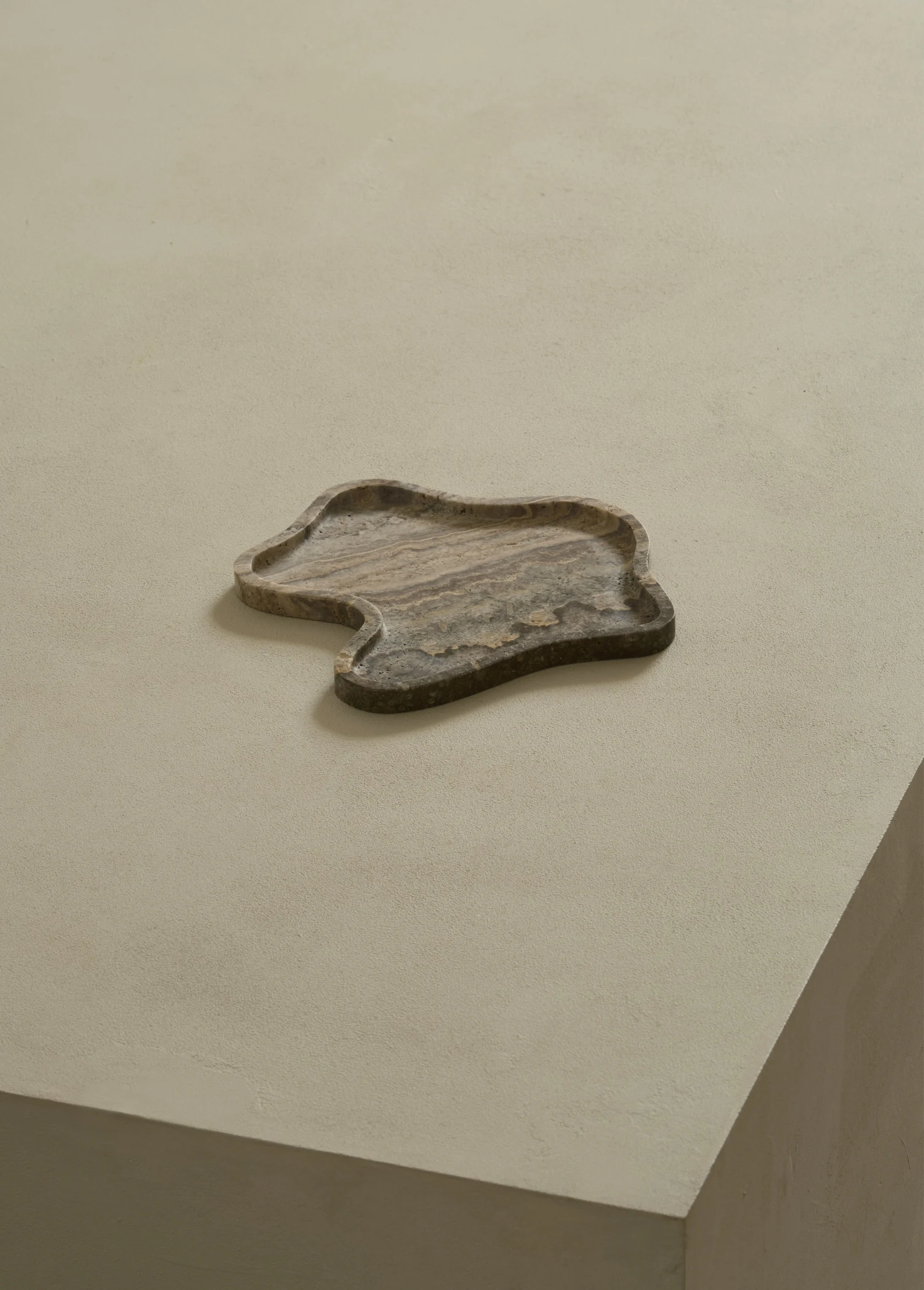 Поднос из серого травертина