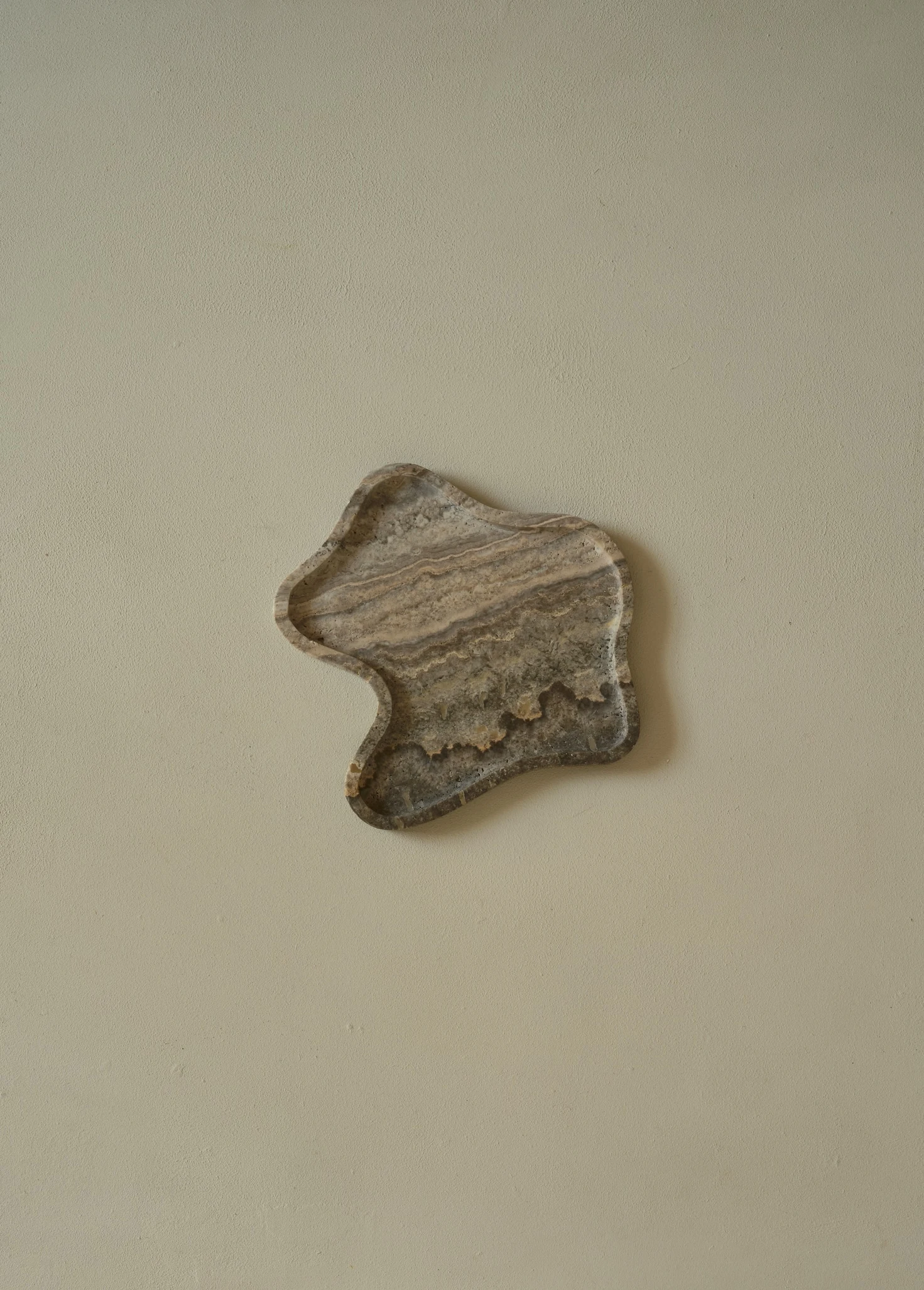 Поднос органической формы из травертина