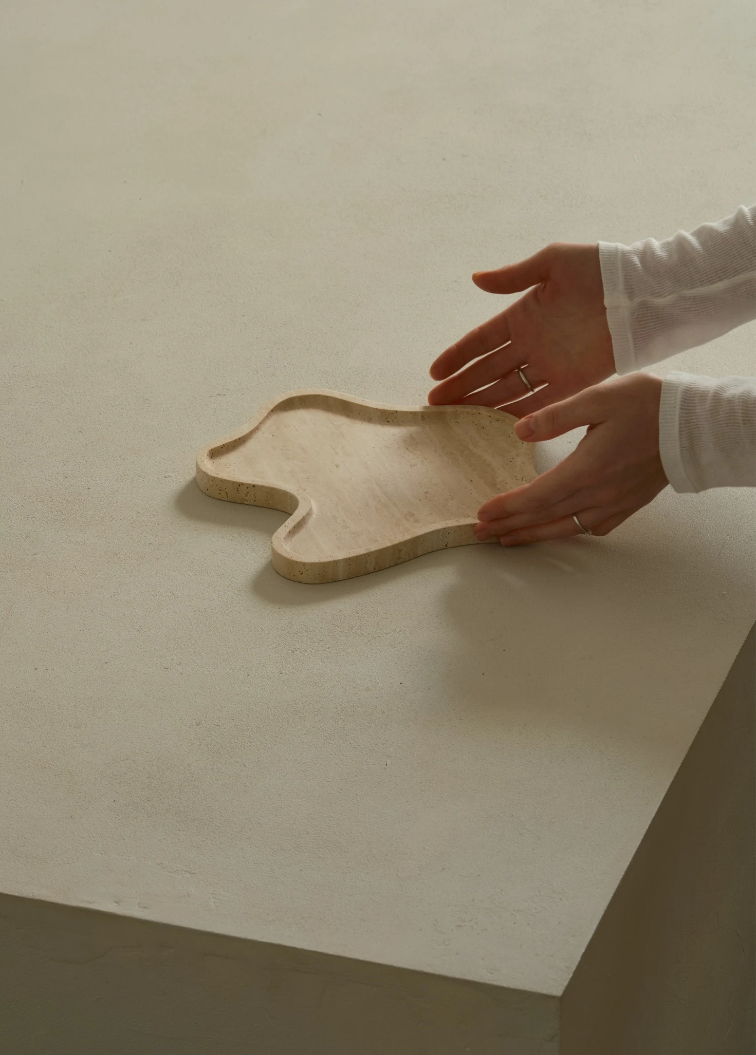 Оригинальный поднос из травертина