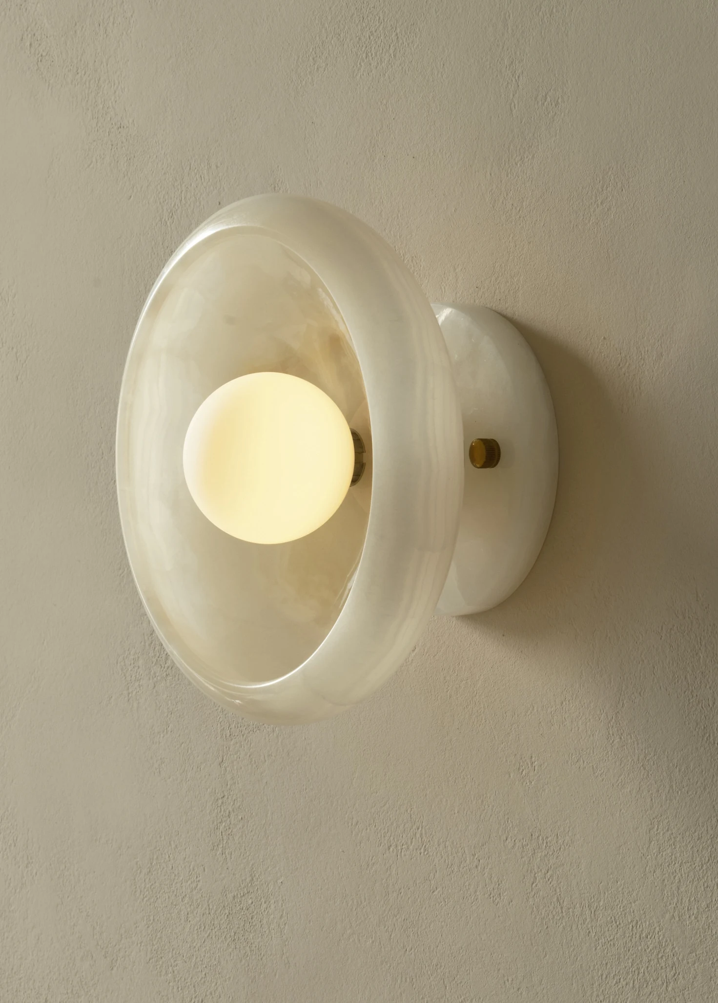 Круглое бра из натурального камня