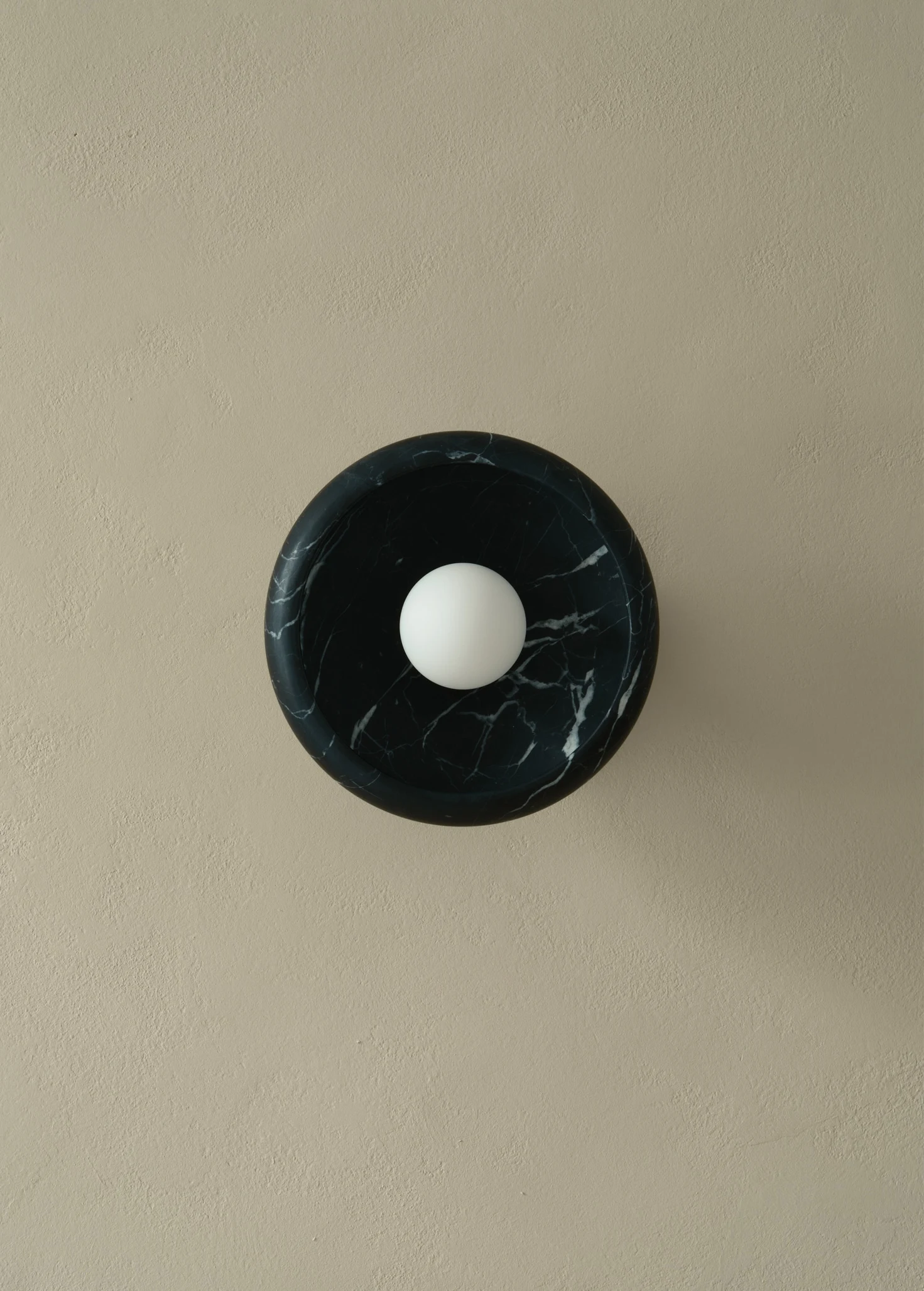 Настенный светильник из черного мрамора