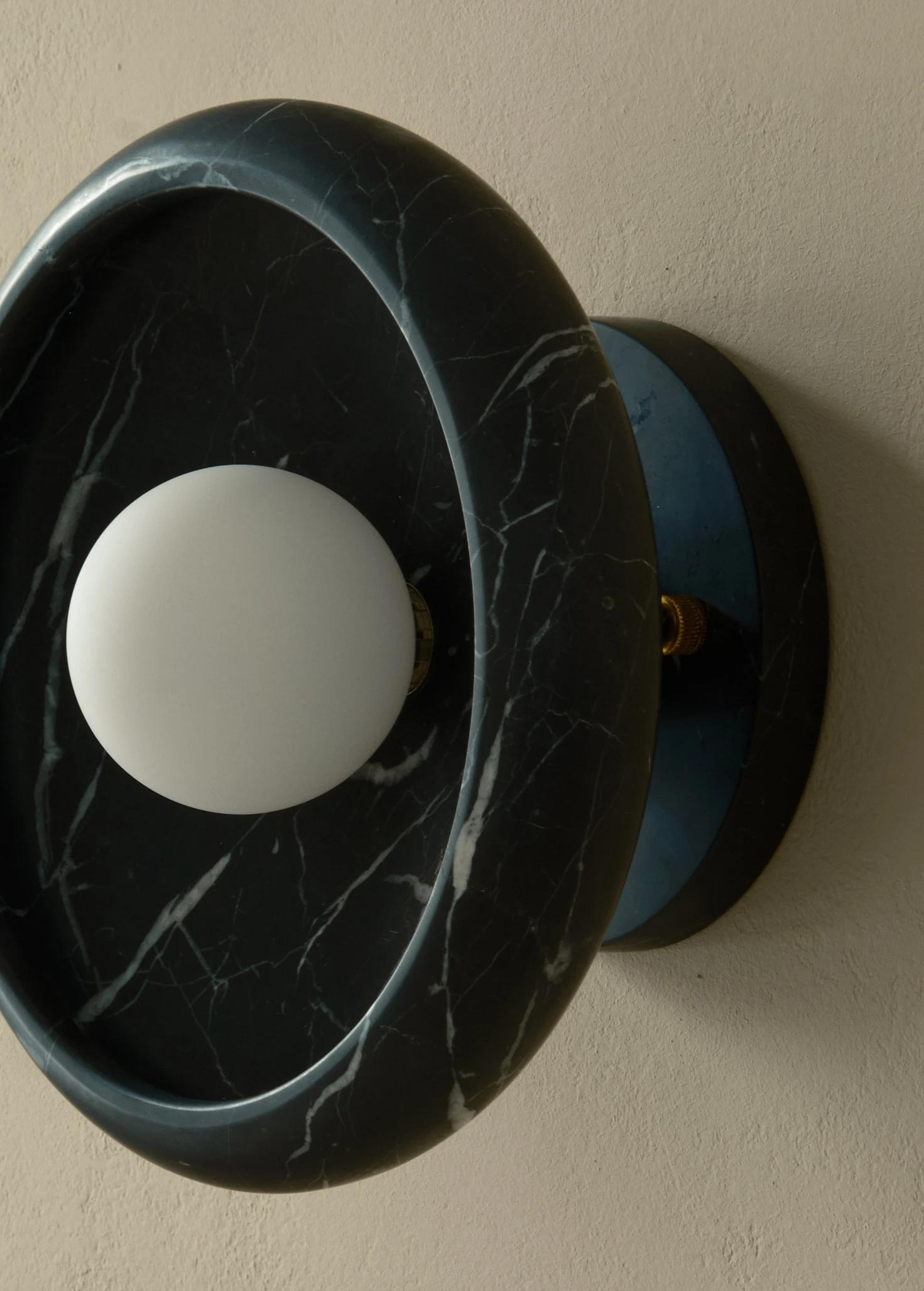 Бра из мрамора Nero Marquina