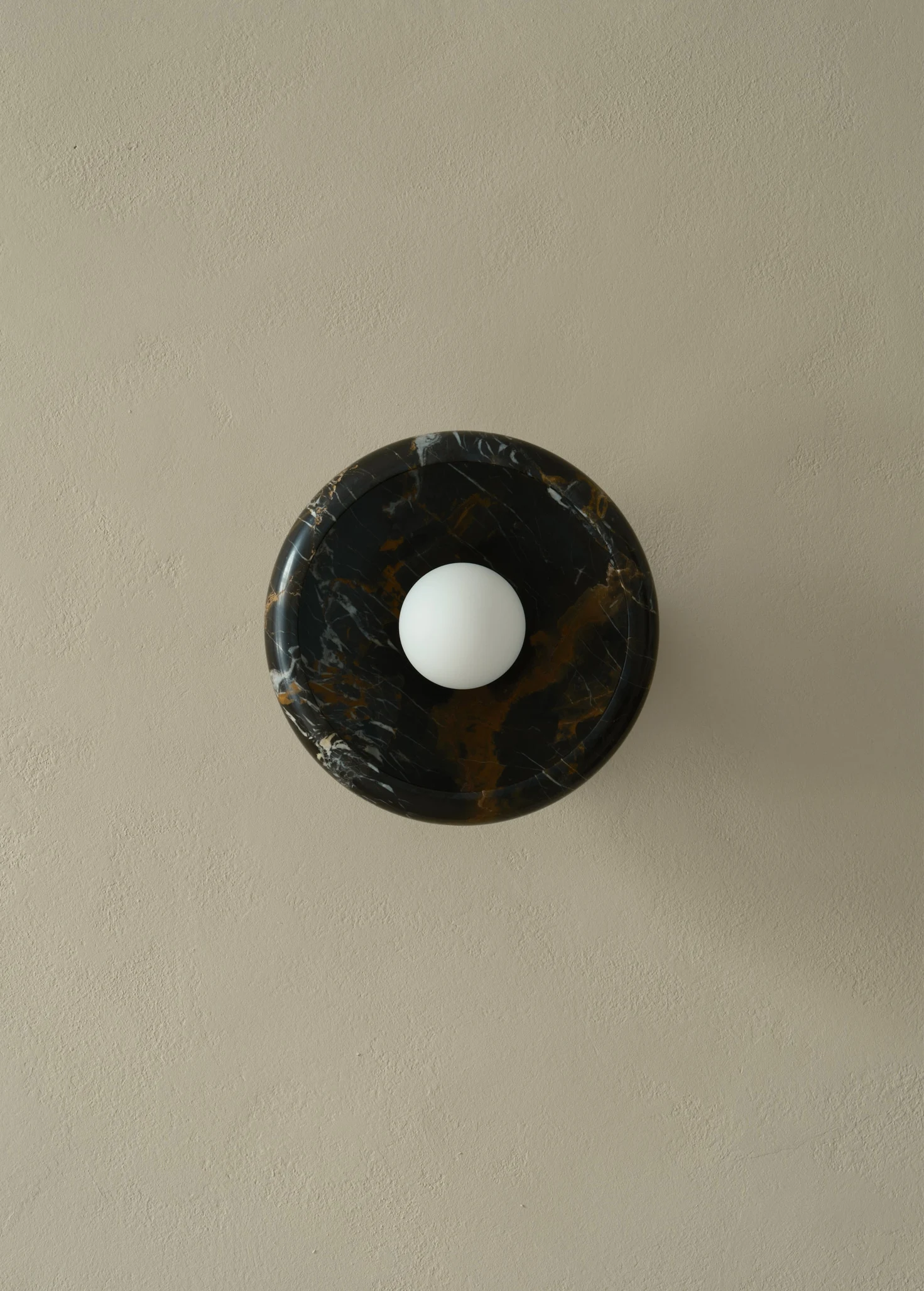 Бра из мрамора с природным рисунком