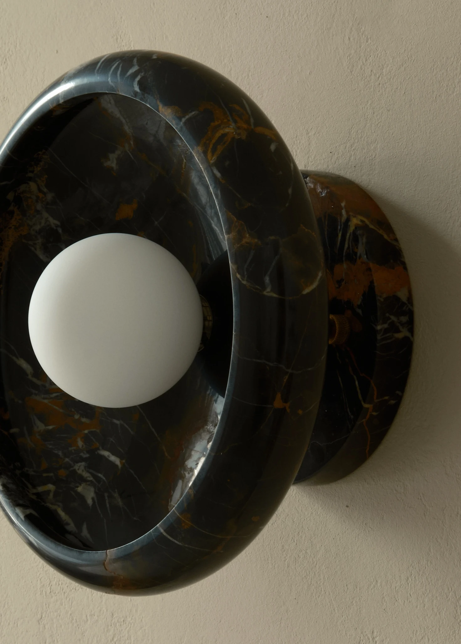 Дизайнерское бра из мрамора