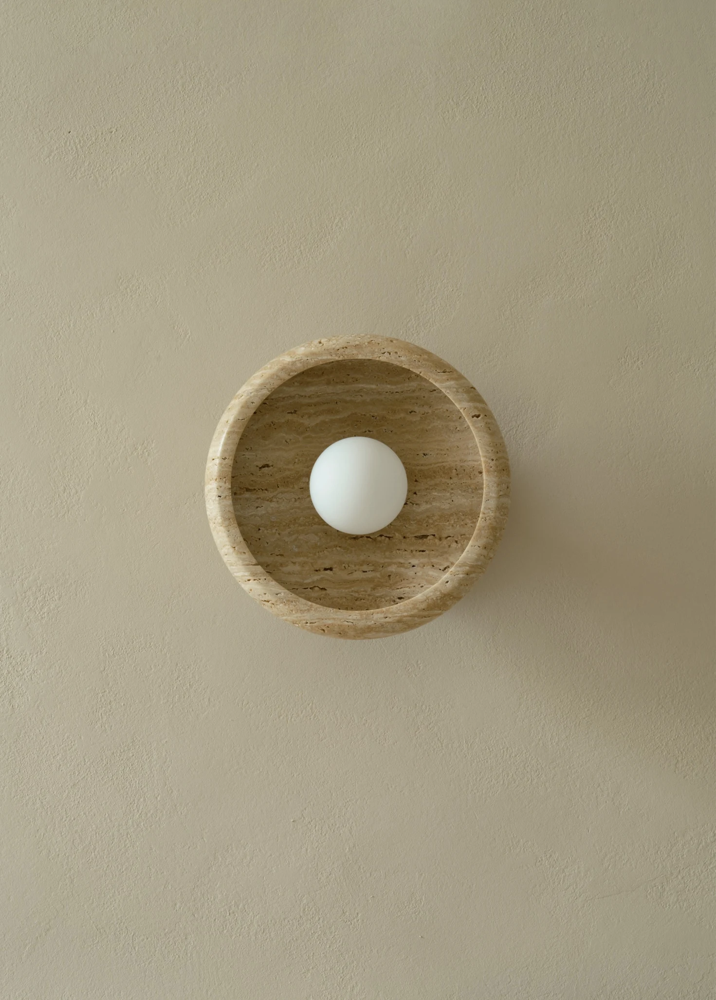 Настенный светильник из травертина