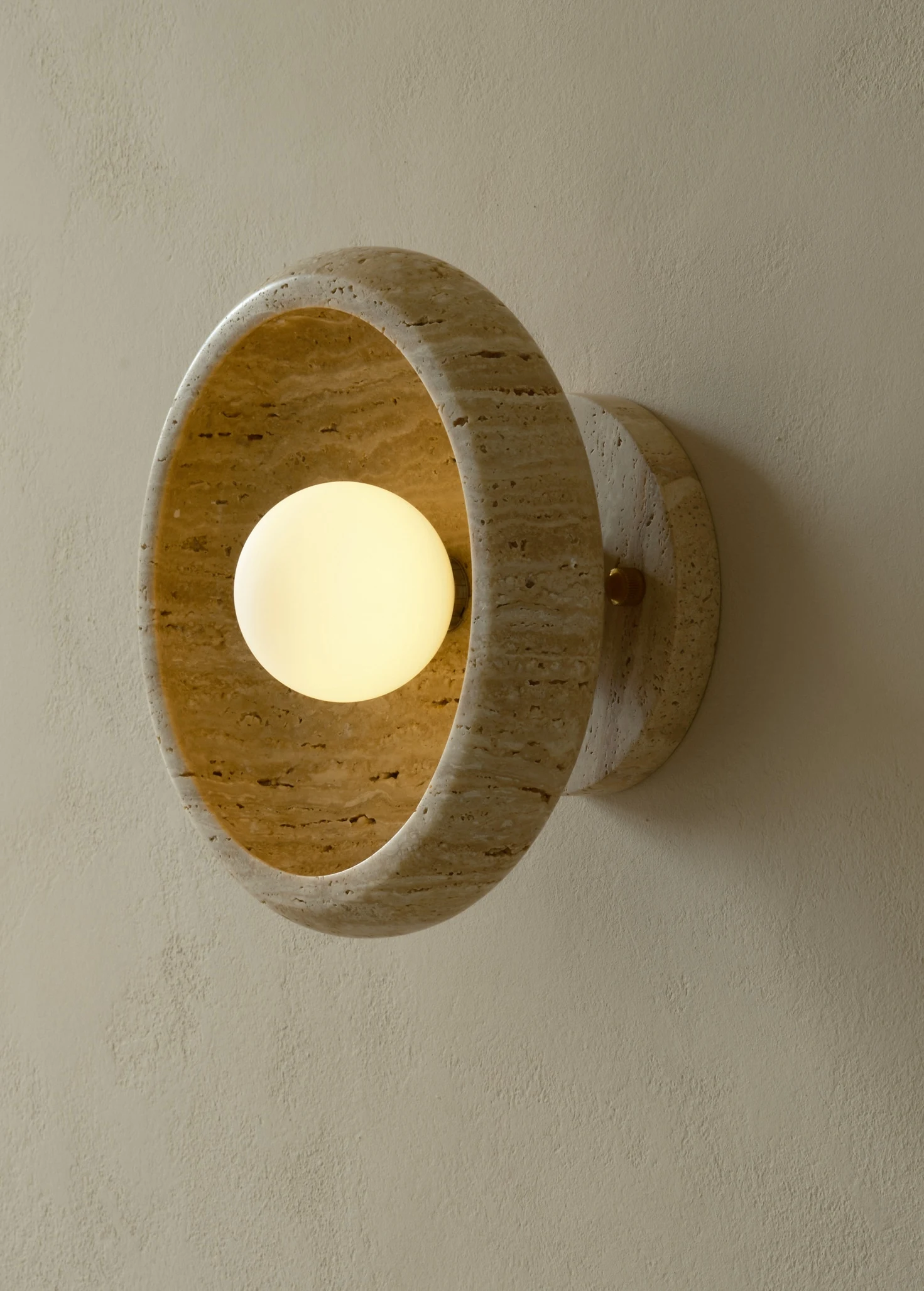 Бра из травертина бежевого цвета