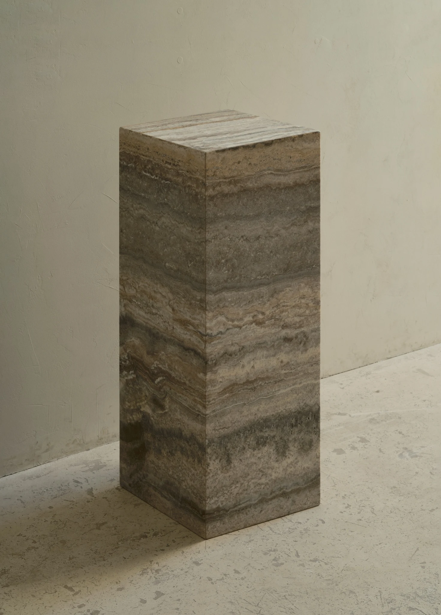 Пьедестал Great из серого травертина