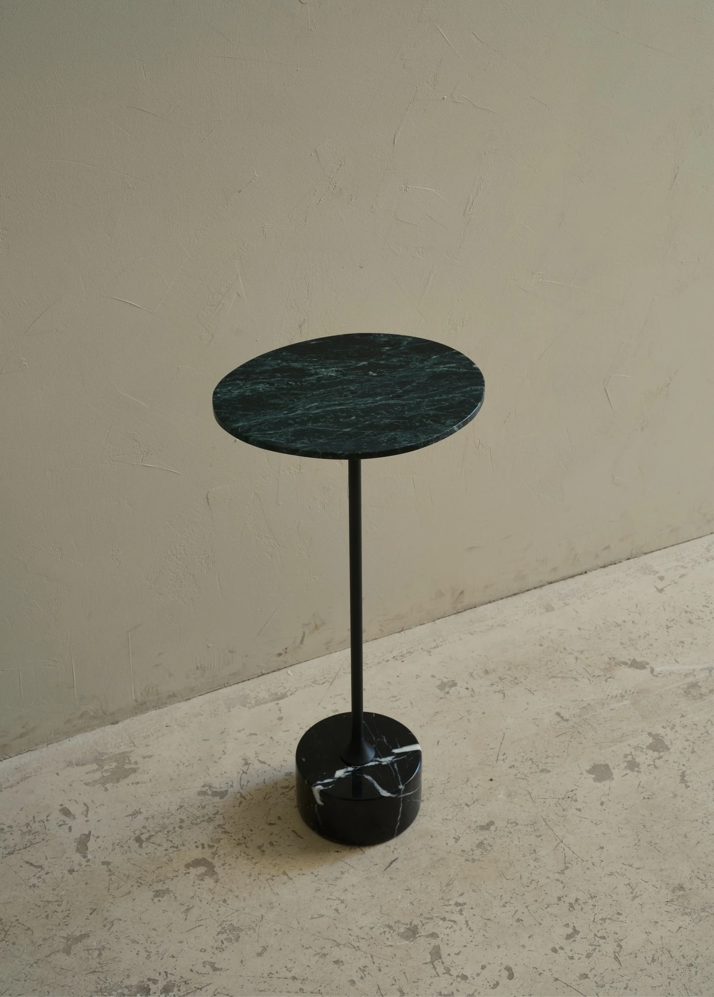 Мраморный столик с зеленой столешницей