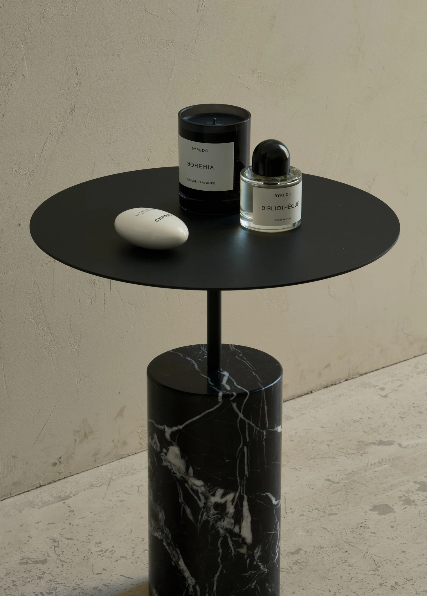 Кофейный столик из черного мрамора