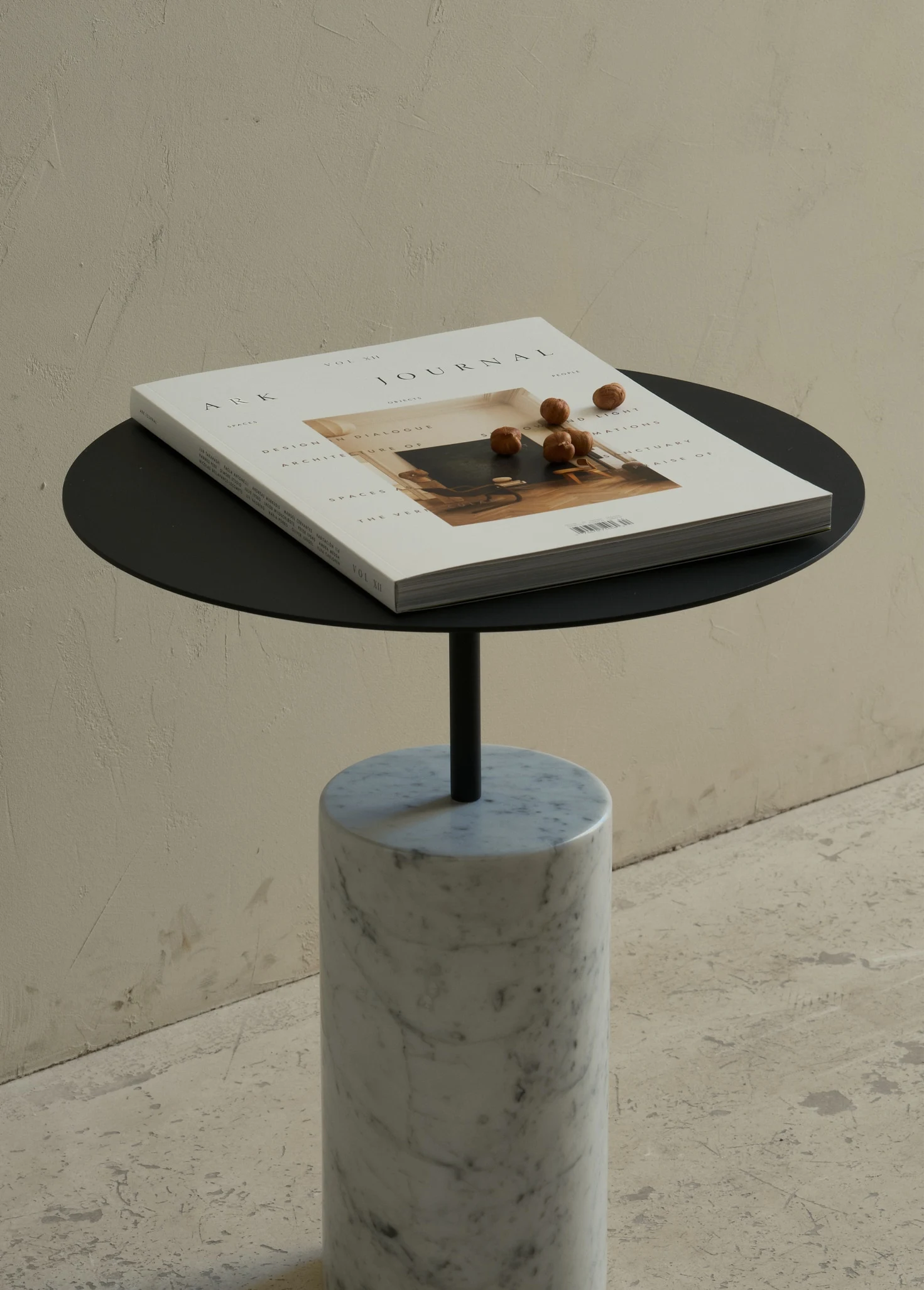 Кофейный столик из мрамора белого цвета