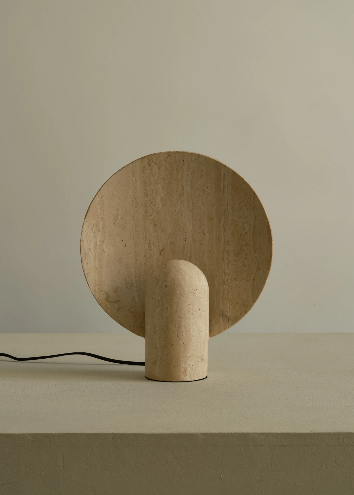 Настольный светильник из травертина