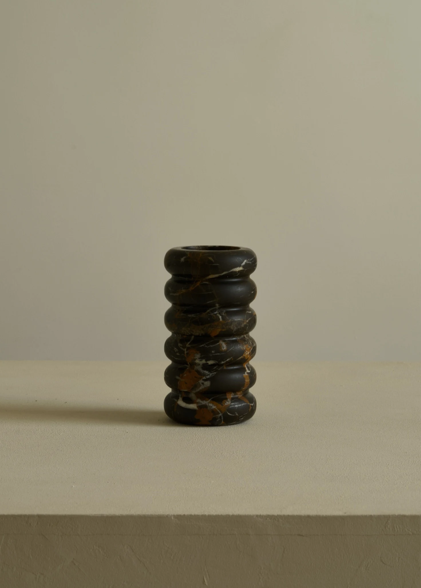 Ваза Riccioli из мрамора Portopo