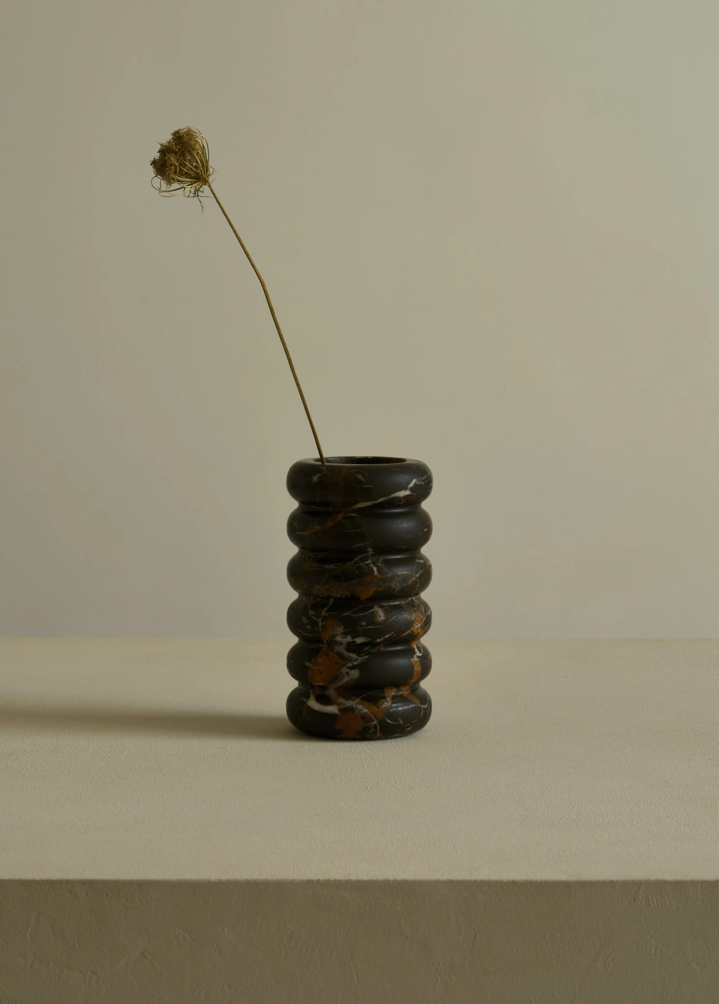 Мраморная ваза для сухоцветов