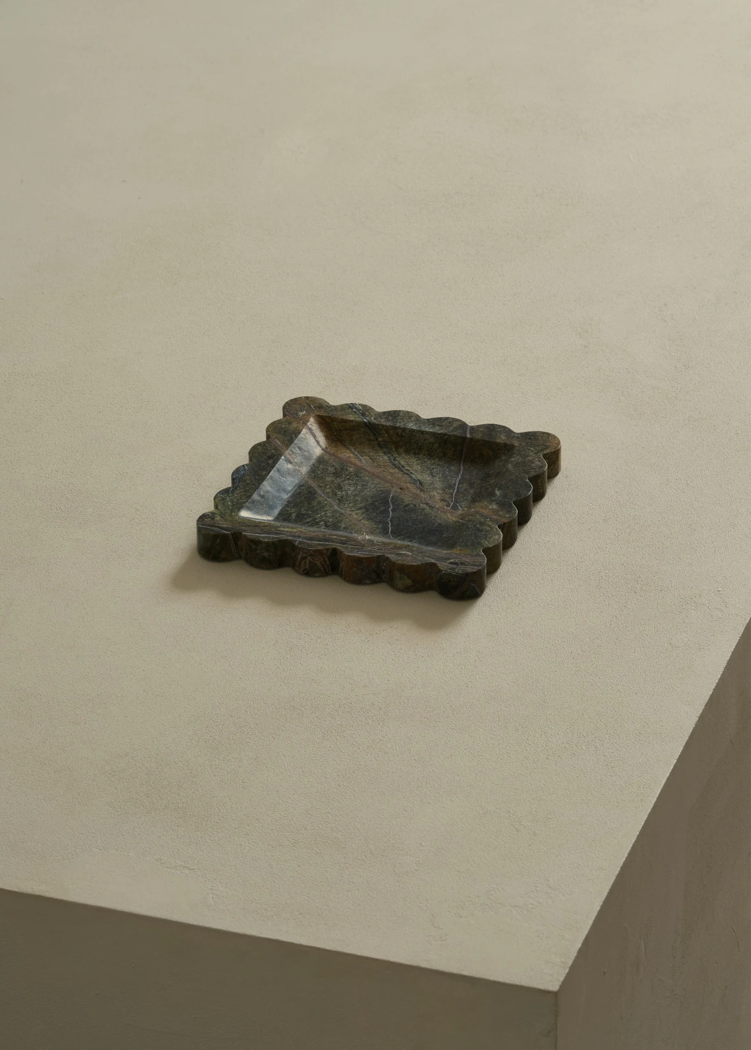 Поднос из зеленого мрамора