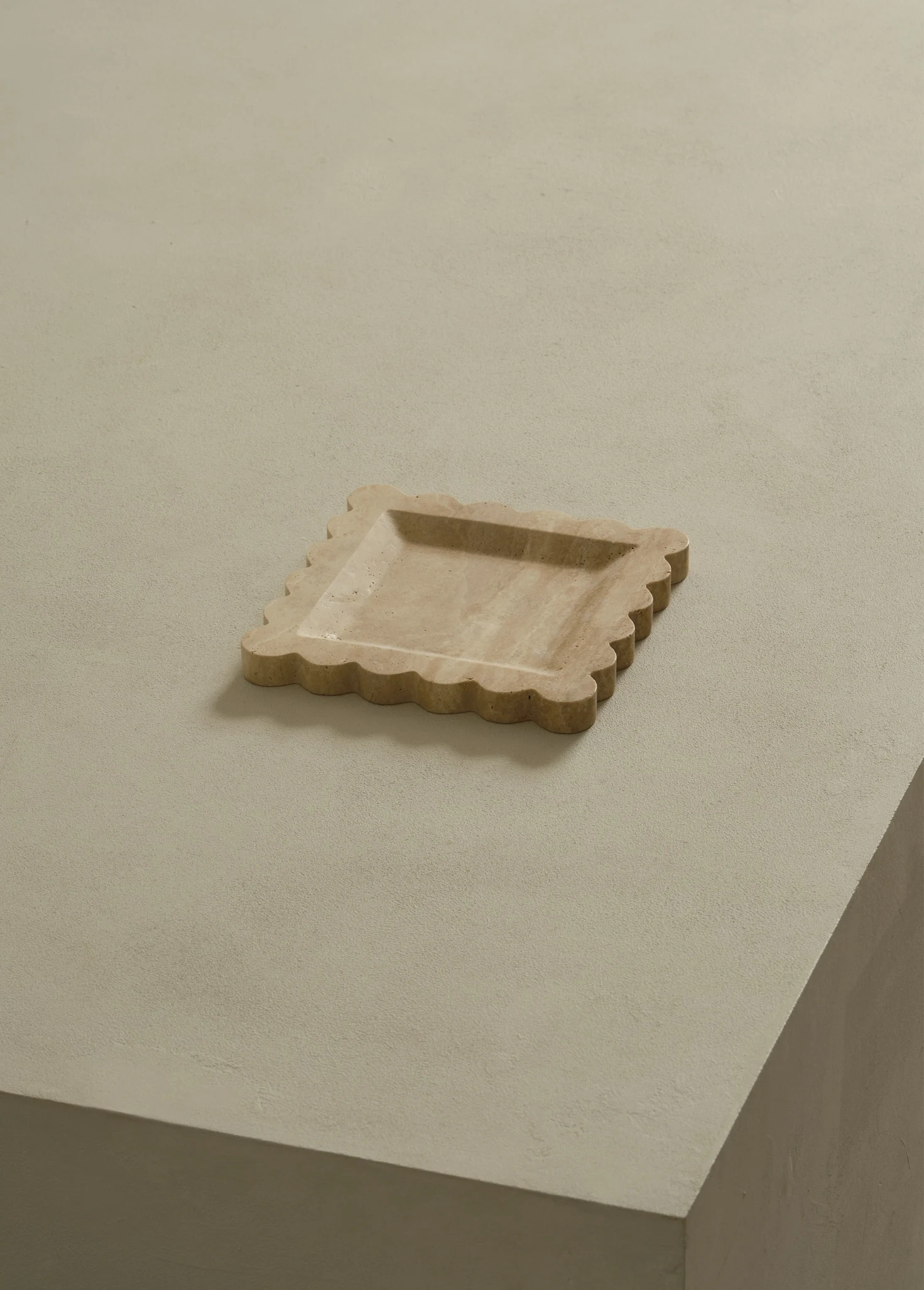 Поднос из травертина с рюшами